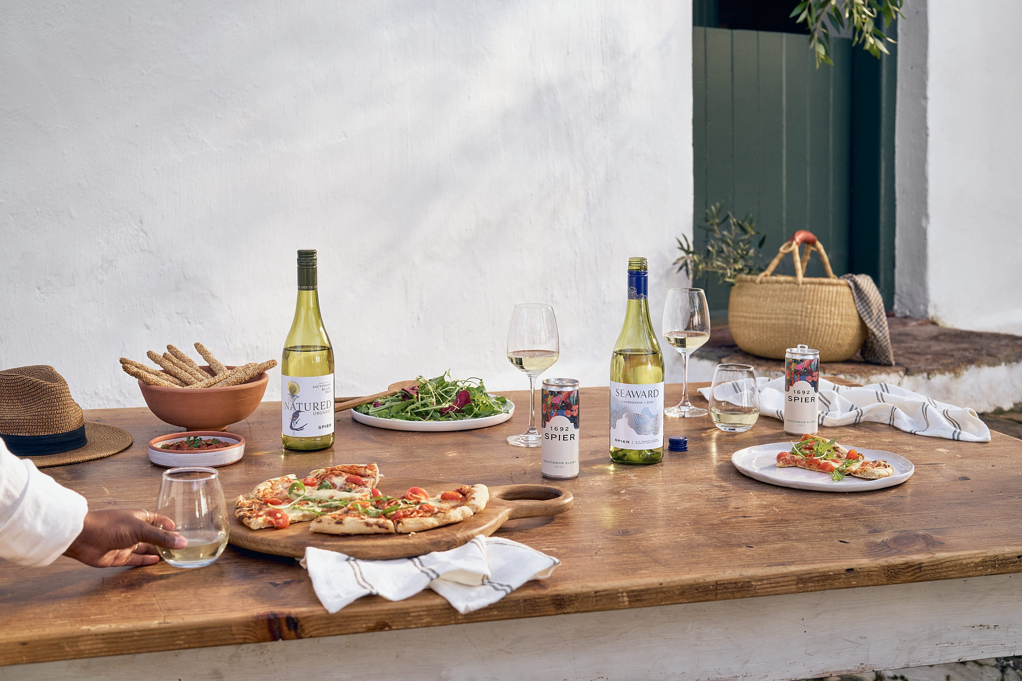 Spier-Wines-Lifestyle-White_1 2-300dpi-CR (1)